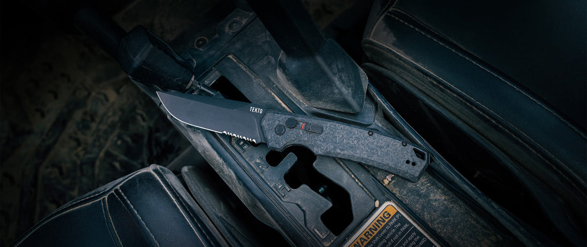TEKTO A3 Delta automatic knife on a textured surface